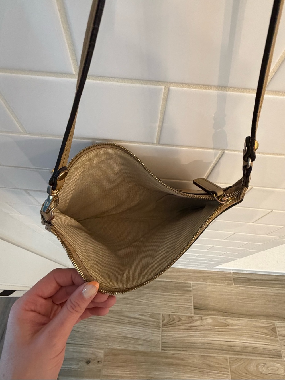 MCM Tan Visetos Monogram Shoulder Bag - Picture 4 of 4